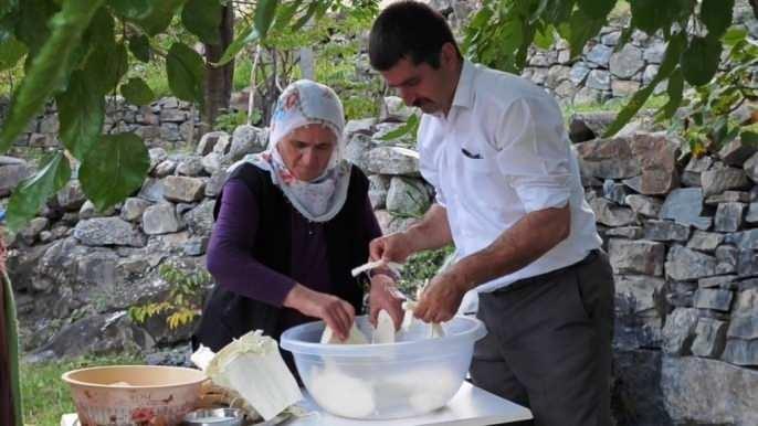 <p><strong>Mayalanma sürecinin ardından uygun sıcaklık ve nem şartlarında geleneksel yöntemlerle olgunlaştırılan küflü peynir, 2 ila 4 ay arasında bekletiliyor ve bu sürecin sonunda kendine has yeşilimsi rengini ve keskin aromasını kazanıyor.</strong></p>
