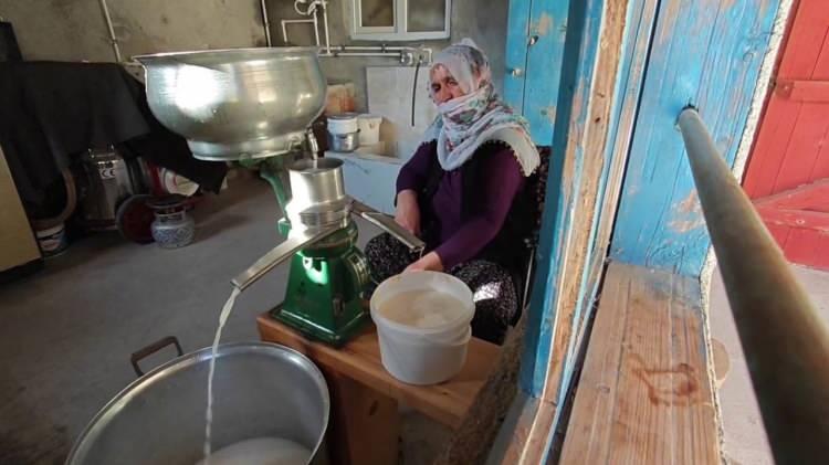 <p><strong>Tamamen doğal koşullarda, yaylalarda otlayan hayvanların taze sütüyle hazırlanan peynirin hazırlanma süreci oldukça zahmetli. </strong></p>
