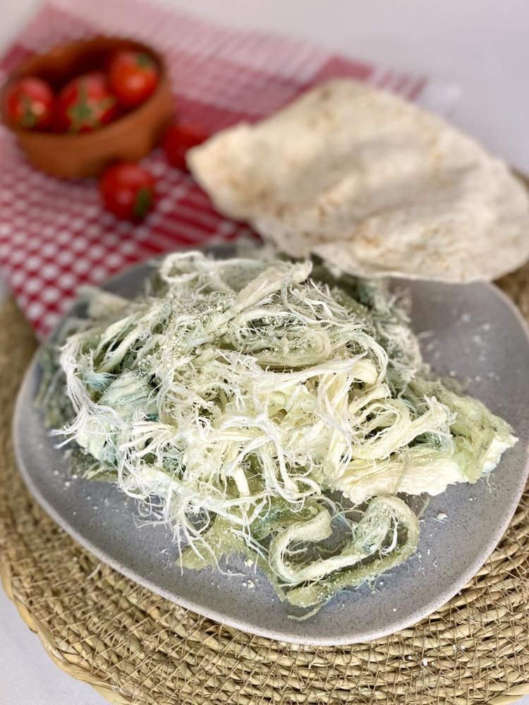 <p><strong>Uzundere ilçesine bağlı Çağlayan Mahallesi'nde yaşayan Ömer Faruk Özgelen, hem yurt içi hem de yurt dışında ilgi odağı haline gelen peynirin yapımını nesilden nesile aktarmaya devam ediyor. </strong></p>
