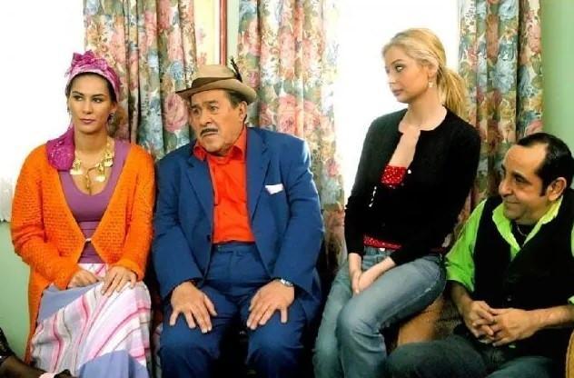 <p>Yaklaşık 8 ay önce evde düşerek kolundan yaralandığını anlatan usta oyuncu, gözünde sarı nokta zafiyeti bulunduğunu, "Ameliyatla düzelecek bir şey değil, ‘Onunla yaşamayı öğreneceksin’ dediler” sözleriyle aktardı.</p>
