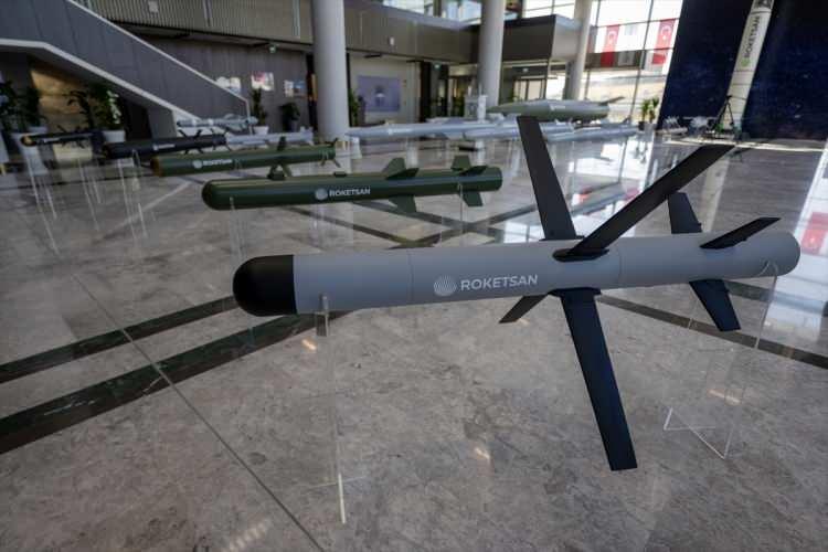 <p>IDEF'25 Fuarı'na 60'ın üzerinde savunma sistemiyle damga vurduklarını ifade eden İkinci, hem hava hem kara hem de deniz platformlarında ulaştıkları teknolojik seviyeyi tüm dünyaya gösterdiklerini kaydetti.</p>

<p> </p>

<p>İkinci, uzay alanında ise ŞİMŞEK-2 Uydu Fırlatma Aracı ile Türkiye'yi güneş eş zamanlı yörüngeye uydu gönderebilecek kapasiteye taşıyacak adımları somutlaştırdıklarını anlattı.</p>

<p> </p>
