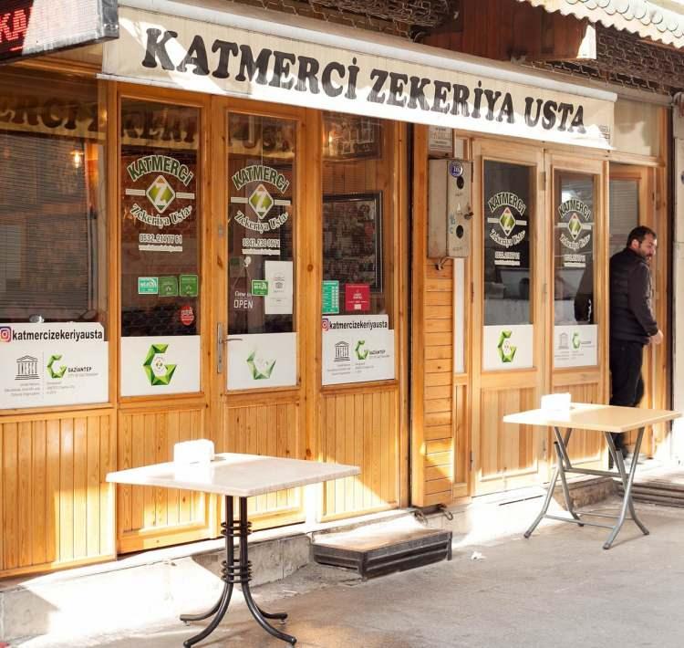 <p><strong>Türk mutfağının küresel arenadaki önemine dikkat çeken Türk restoranları arasında en dikkat çeken ise Gaziantep'te yer alan "Katmerci Zekeriya Usta" oldu. Katmeriyle dünya listesine 23. sıradan giren Katmerci Zekeriya Usta, küçük işletmesiyle dünya standartlarında bir lezzet sunuyor.</strong></p>

