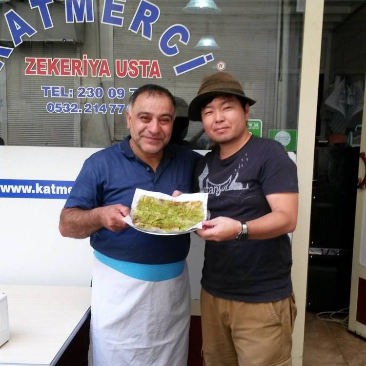 <p><strong>İşletmenin aslında 158 yıllık ge&ccedil;mişe sahip olduğunu ve belki daha da eski olabileceğini s&ouml;yleyen &Ouml;zsimit&ccedil;i, yurtdışından gelen m&uuml;şterilerinin olduğunu, bir&ccedil;ok &uuml;nl&uuml; ismi de işletmesinde misafir ettiğini s&ouml;yledi.</strong></p>
