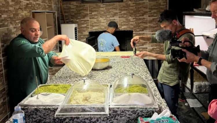 <p><span style="color:#FF0000"><strong>"LEZZETİ BOZARSAM DEDELERİM BENİ R&Uuml;YAMDA BİLE D&Ouml;VER"</strong></span></p>

<p><strong>"Lezzeti bozarsam dedelerim beni r&uuml;yamda bile d&ouml;ver." diyerek s&ouml;zlerini s&uuml;rd&uuml;ren &Ouml;zsimit&ccedil;i, "Sabah 7.30' da a&ccedil;arım, akşam 8' de kapatırız, bu değişmez, fazla m&uuml;şteri gelecek diye &uuml;retimi bozmam, 30-40 kişilik m&uuml;şteri kapasitemiz var, bu yeterli." ifadelerini kullandı.</strong></p>
