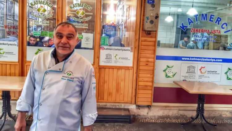 <p><strong>İşletmesinin taburelerle oturulan bir mekan olmasından memnun olduğunu belirten &Ouml;zsimit&ccedil;i, "Nostaljik ve doğal" yorumunda bulunuyor.</strong></p>
