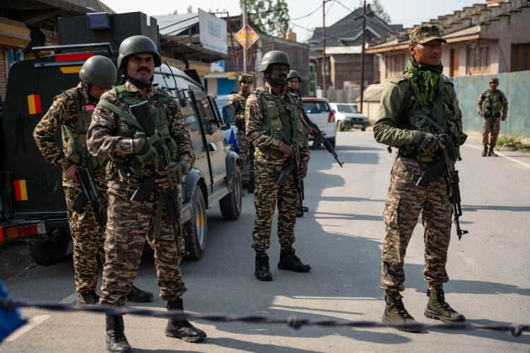 <p>Bu yıl Hindistan'da 26 turistin öldüğü saldırı iki ülkeyi son yılların en ciddi krizine sürüklemişti. Karşılıklı sınır ötesi saldırılar düzenlenmiş, ihtilaflı bölge Keşmir'de 50'den fazla kişi öldürülmüştü. Bunların ardından ABD öncülüğünde ateşkes sağlanmış olsa da Economist bunun "kırılgan" olduğunun altını çizdi.</p>
