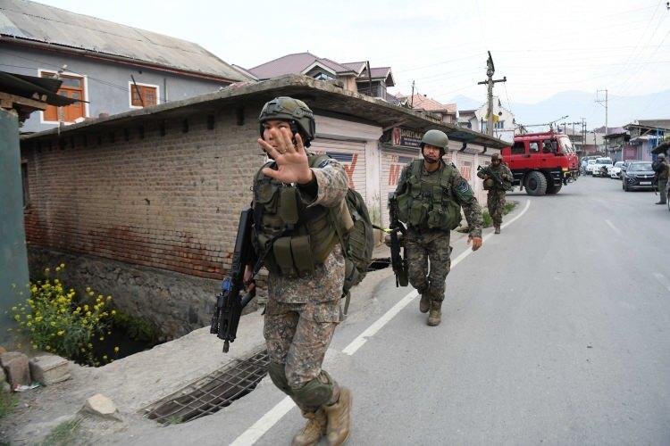 <p>Dergi, Pakistan'da Savunma Bakanı Asım Münir'in yetkilerinin artması ve Hindistan'ın ekonomisinin hızla büyümesinin yarattığı askeri uçurumun iki ülkeyi ince bir çizgi üzerinde tuttuğunu savundu. İlgili analizde, ABD'nin Hindistan ile girdiği gümrük savaşının da arabuluculuk faaliyetlerini zorlaştırdığı aktarıldı.</p>
