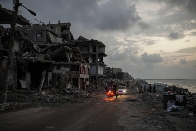 <p>Gazze’de savaşın yeniden başlamasının göz ardı edilmeyecek bir ihtimal olduğunu savunan The Economist, Gazze’nin yerle bir olduğunun altını çizerken, İsrail’in bölgenin yarısını kontrol etmeye devam ettiğini paylaştı.</p>
