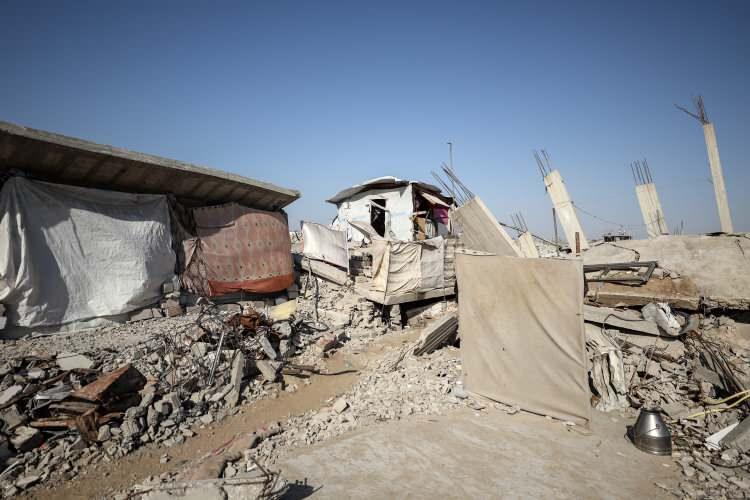 <p>Bu gelişmeler ışığında ekimde sağlanan ateşkesin her an bozulabileceğine dikkat çeken The Economist, bu durumda en olası senaryonun bölünmüş bir Gazze olacağını aktardı. Ancak, Trump yönetiminin barış planına yatırım yapmaya devam etmesi halinde bölge için umutların canlı kalmaya devam edeceği savunuldu.</p>
