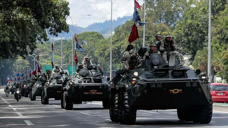 <p>Hava saldırılarının olası olduğuna dikkat çeken The Economist, Maduro'ya yönelik özel operasyonların seçenekler dahilinde bulunduğunu aktardı.</p>
