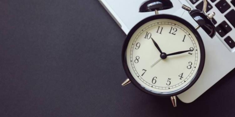 <p>Reklamlarda saatlerin genelde 10.10’u göstermesi estetik bir tercih. Akrep ve yelkovanın V şeklinde durması, logonun ve kadran tasarımının görünürlüğünü artırıyor. Ayrıca bu açı, izleyicide psikolojik olarak “gülümseyen yüz” algısı yaratıyor.</p>

<p> </p>
