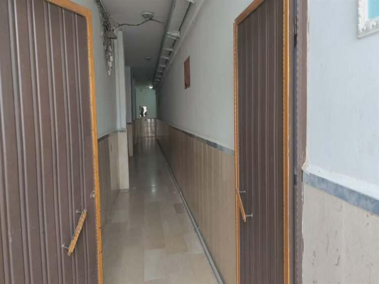 <p><span style="color:#A52A2A"><strong>ÖZEL EKİP KURULDU </strong></span></p>

<p> </p>

<p>Olay yeri inceleme ekiplerinin yaptığı incelemede silahın evde bulunmadığı ortaya çıktı.</p>

<p> </p>

<p><strong><span style="color:#A52A2A"><em>Evde boğuşma izine rastlanmazken, kapıda zorlanma olmadığı da belirlendi.</em></span></strong></p>

<p> </p>

<p>Samyeli'nin cansız bedeninin kanepede, anne ve babasının ise odanın ortasında olduğu olayla ilgili İl Emniyet Müdürlüğü tarafından özel ekip kuruldu.</p>

<p> </p>

<p>Soruşturma kapsamında ilçedeki bütün Kent Güvelik Yönetim Sistemi (KGYS) ve güvenlik kameraları incelemeye alındı.</p>

<p> </p>

<p>Ayrıca ailenin komşuları ve akrabalarının da ifadelerine başvuruldu.</p>
