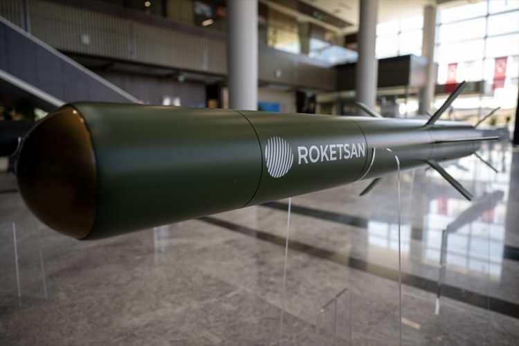 <p><strong>"Devam eden seri üretimlerimizi daha yüksek kapasiteyle sürdürerek teslimat hızımızı artıracağız. Kara, hava ve deniz platformlarına yönelik tüm milli sistemlerde bir yandan operasyonel üstünlük sağlarken, diğer yandan ihracat odaklı büyümemizi güçlendireceğiz. Ordumuzun caydırıcı gücünü artırdıktan sonra bu yetenekleri dost ve müttefik ülkelere taşıyarak Türkiye'nin küresel savunma ekosistemindeki stratejik rolünü daha da yükseltmeyi hedefliyoruz.</strong></p>
