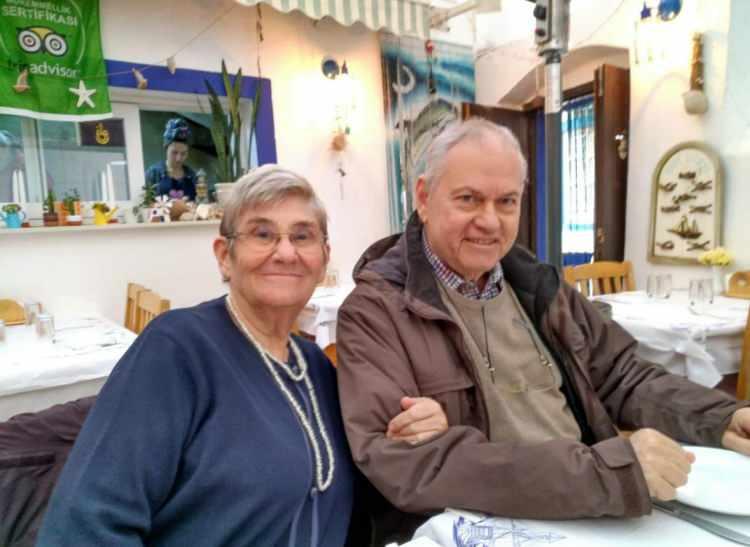 <p>Prof. Dr. Canan Karatay ve oğlu Mehmet Karatay, cenazede zaman zaman zor anlar yaşadı. </p>
