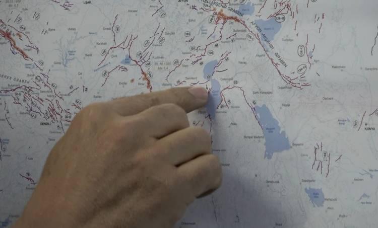 <p><span style="color:#B22222"><strong>BİNALAR ÇÖKEBİLİR</strong></span></p>

<p> </p>

<p> </p>

<p>Şahin, su seviyesine bağlı olarak bölgede meydana gelen çökmelerin ve binalardaki çatlakların ilerleyen süreçte ciddi çökme riskine yol açabileceğini belirterek, "Bölgedeki su seviyesinin azalması zeminde hacimsel küçülmeye neden oluyor. Bu durum zamanla binaların oturmasında farklılıklar ortaya çıkararak yapının yük taşıma kapasitesini zayıflatıyor. Çatlaklar artarsa bina artık yükü taşıyamaz hâle gelir ve çökmeler meydana gelebilir. Bu nedenle o bölgede yaşayan vatandaşlarımızın binalarındaki durumları düzenli olarak kontrol etmeleri gerekiyor. Ayrıca kaçak kuyular konusunda daha duyarlı olunmalı ve su tüketimi konusunda tasarruflu davranılmalıdır. Çünkü temel sorun gölün ve yer altı sularının hızla çekilmesidir. Vahşi sulamada kullanılan su göle geri dönmeden buharlaşıyor ve bu da yer altı su kaybını hızlandırarak zeminde çöküntülerin oluşmasına sebep oluyor" dedi.</p>
