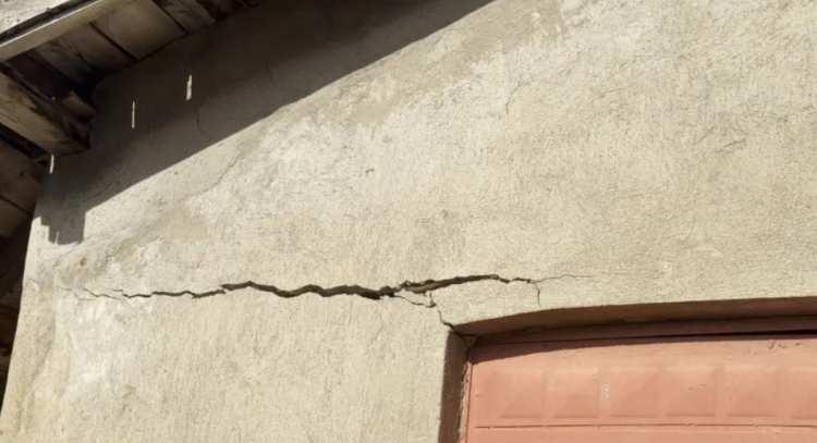 <p>Ancak göl seviyelerindeki bu ciddi düşüşün tek nedeni iklim değil. Kaçak kuyular da su kaybında büyük bir etken. Özellikle gölleri besleyen yüzey sularının göletler aracılığıyla engellenmesi, su akışını keserek göllere ulaşması gereken suyun ciddi ölçüde azalmasına yol açıyor. Bunun yanı sıra mermer ocakları gibi çevresel müdahaleler de gölü besleyen havzalarda ve yer altı su kaynaklarında azalmaya neden oluyor. Göl seviyesindeki düşüş, her iki yanı faylarla çevrili olan Kovada Graben'i içerisinde yer altı su seviyesinin de azalmasına sebep oluyor. Yer altı suyu çekildikçe zeminde boşluklar oluşuyor. Bu boşluklu alanlar zamanla üzerlerindeki kütleyi taşıyamaz hâle geliyor ve çökmeler meydana geliyor. </p>
