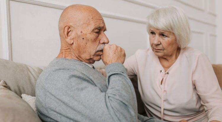 <p><strong>Hafıza, dil, karar verme ve davranış gibi zihinsel işlevlerde kayba yol açan bilişsel bir bozukluk olarak bilinen 'demans', beyin sağlığını ciddi bir şekilde tehdit ediyor. Beslenme rutinleri, egzersiz programları ve sosyal yaşantı, bu hastalığa karşı önemli etkilere sahip.</strong></p>
