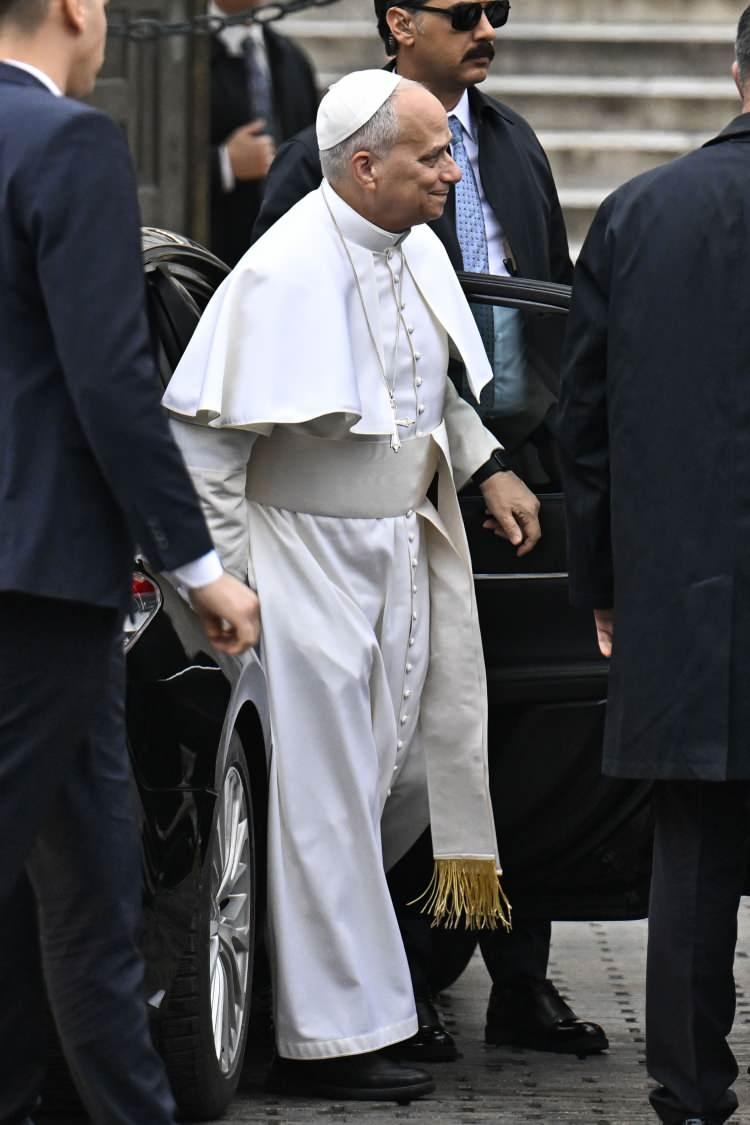 <p>Sultanahmet Camisi müezzini Aşgın Musa Tunca, Papa 14. Leo'ya cami hakkında bilgi verdi.</p>
