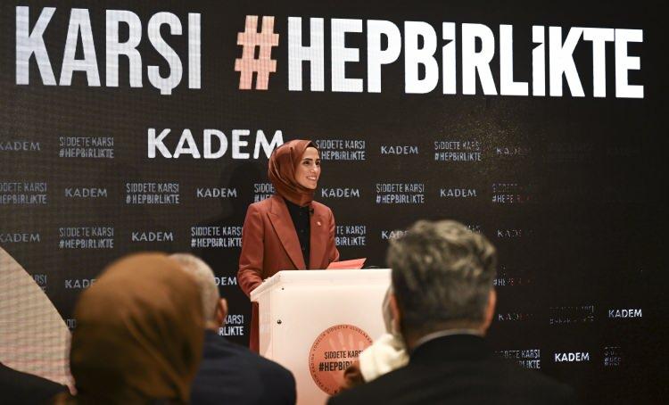 <p>KADEM Mütevelli Heyet Başkanı Sümeyye Erdoğan Bayraktar, programda yaptığı konuşmada, gösterilen kamu spotunun içeriğine değinerek, gerçek hayatın ise film seti gibi olmadığını söyledi.</p>

<p>Kendisinin de uzun yıllardır kadın hakları konusunda uğraş verdiğini, KADEM'dekilerle birlikte saha çalışmaları ve araştırmalar yaptırdıklarını belirten Bayraktar, mesailerinin önemli bir kısmını <strong>"Kadına yönelik şiddeti önlemek için ne yapabiliriz, kadınlara nasıl destek olabiliriz?"</strong> sorusuna cevap aramakla geçirdiklerini ifade etti.</p>
