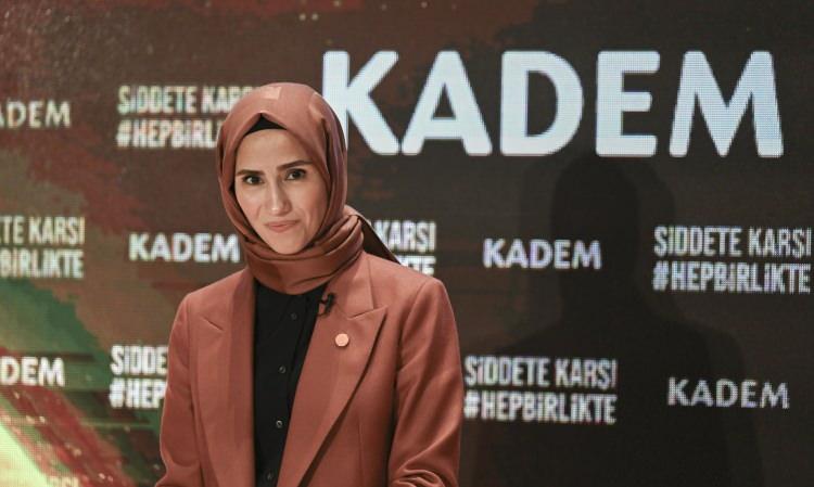 <p>Bayraktar, kadınların şiddetten korunmak için neler yapabileceklerini tek tek anlattıklarını ve 56 şehirde temsilciliklerinin var olduğunu anımsatarak, bu şehirlerdeki gönüllülerin köy köy, ev ev dolaşarak kadına şiddete karşı toplumsal bilinç ve farkındalık oluşturmak için çabaladıkların belirtti.</p>

<p> </p>
