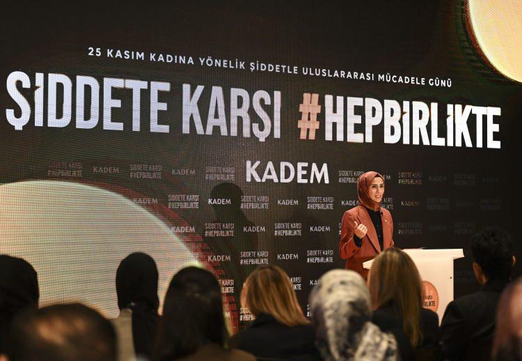 <p><span style="color:#B22222"><strong>"BUGÜN BURADA BİR TOPLUMSAL SEFERBERLİĞİN İLK ADIMINI ATIYORUZ"</strong></span></p>

<p>Bayraktar, kadına yönelik şiddetle mücadelede herkesi sorumluluk ve inisiyatif almaya, duyarsız kalmamaya ve harekete geçmeye davet ederek, sözlerini şöyle sürdürdü:</p>

<p><em><strong>"Bugün burada bir toplumsal seferberliğin ilk adımını atıyoruz. Çünkü kadına yönelik şiddetle mücadele bir kaç kurumun değil, bütün bir milletin meselesidir. Kampanyamızın simgesi turuncu nokta. Turuncu, KADEM'in kurumsal rengi. Aynı zamanda Birleşmiş Milletler'in uluslararası kadına yönelik şiddetle mücadele rengi. Bu nedenle kampanyamızda turuncu nokta, kadına yönelik şiddetle mücadelede 'Ben de varım.' diyen herkesin sembolü olacak. Yakamıza taktığımız turuncu rozet, üzerimizde taşıdığımız her turuncu obje ya da sosyal medyada paylaştığımız her turuncu noktayla 'Bu mücadelede ben de varım, sessiz kalmıyorum, görmezden gelmiyorum, göz yummuyorum.' demiş olacağız.</strong></em></p>

<p>İstanbul'da kaldırımda yürüdüğü sırada samuray kılıcıyla öldürülen mimar Başak Cengiz'in annesi Beyhan Cengiz de kadına yönelik şiddetle mücadelede herkesin el ele verip mücadele ederek, soruna kesin çözüm bulmak zorunda olduklarını vurguladı.</p>

<p>Muğla'da 2020 yılında öldürülen üniversite öğrencisi Pınar Gültekin'in babası Sıddık Gültekin ise kadın derneklerini kendi yanında görmesinin umut verici olduğunu ve bundan mutluluk duyduğunu ifade etti.</p>
