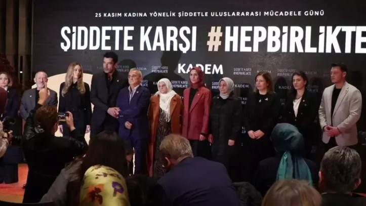 <p><span style="color:#B22222"><strong>"KADINLAR ŞİDDET KARŞISINDA NE YAPACAĞINI BİLDİĞİNDE, KENDİNİ DAHA GÜVENDE HİSSEDİYOR"</strong></span><br />
Bayraktar, faillerin hak ettikleri cezayı alması ve ilgili tüm yasaların caydırıcı bir şekilde uygulanması için savunuculuk faaliyetleri yaptıklarına dikkati çekerek,<em><strong> "Kadına yönelik şiddetin yalnızca kadın ve erkek arasında yaşanan bir sorun olarak görülemeyeceğini biliyoruz. Şiddete tanık olan herkesin sorumluluk alıp harekete geçebilmesi için toplumsal bir zihniyet dönüşümüne ihtiyaç var. Biz de bu dönüşümü desteklemek amacıyla her yıl farkındalık kampanyaları düzenliyoruz. Büyük projeleri hayata geçiriyoruz."</strong></em> diye konuştu.</p>
