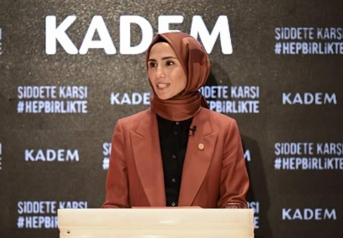 <p>İlkokuldan başlayarak her yaş grubuna uygun eğitim içerikleri hazırladıklarını aktaran Bayraktar, <em><strong>"Bunları gidip okullarda öğrencilere tek tek anlatıyoruz. Kadın destek merkezlerimiz var. Kapısından giren her kadınla tek tek ilgileniyoruz. Kadınlar buraya gelerek haklarını öğreniyor, psikolojik veya hukuki destek alabiliyor. Yani o an neye ihtiyacı varsa, destek görüyor. Bugüne kadar aldığımız geri dönüşler bize hep şunu gösterdi, kadınlar haklarını öğrendiğinde, şiddet karşısında ne yapacağını bildiğinde kendini daha güvende hissediyor, 'Ben yalnız değilmişim, çaresiz değilmişim.' diyebiliyor. İşte biz, şiddetle mücadelede en güçlü, en dönüştürücü adımın tam da bu olduğuna inanıyoruz."</strong></em> ifadelerini kullandı.</p>

<p>Bayraktar, kadına yönelik şiddetin önlenmesi adına uygulanan bazı tedbirleri anlatarak, bu imkanların kadınlar tarafından bilinmediğinde işe yaramadığını, bu farkındalığı yaygınlaştırmanın, şiddetle mücadelenin en büyük adımlarından biri olduğunu ifade etti.</p>
