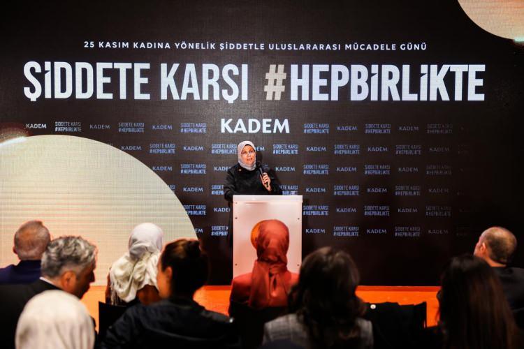 <p><span style="color:#B22222"><strong>"YANIMIZDA SADECE KADIN DERNEKLERİ VARDI"</strong></span></p>

<p>KADEM’in<strong> “Hep Birlikte”</strong> kampanyasına destek veren isimler arasında mağdur aileleri de vardı. Sokak ortasında hiç tanımadığı Can Göktuğ Boz’un samuray kılıcıyla öldürdüğü Başak Cengiz’in annesi, şiddete karşı mücadelenin mağdur aileleri için öneminin altını çizdi. Anne Beyhan Cengiz şöyle konuştu: <strong>“Benim kızım hiç tanımadığı bir kişi tarafından, sokak ortasında, sadece kadın olduğu için zalimce katledildi. Bizim gibi evlatlarını toprağa vermiş aileler kadına şiddetin direkt mağdurlardadır ve bizim gibi ailelerin tek çabası, mücadelesi; bizim acılarımızı başka ailelerin yaşamamasıdır.”</strong></p>
