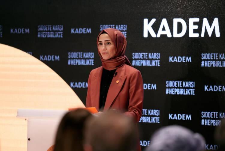<p><span style="color:#B22222"><strong>SÜMEYYE ERDOĞAN BAYRAKTAR: "TOPLUM NEREYE BAKARSA, ORASI DEĞİŞİR"</strong></span></p>

<p>Kadına yönelik şiddetin birkaç kurumun değil, bir milletin meselesi olduğunu vurgulayan KADEM Mütevelli Heyet Başkanı Sümeyye Erdoğan Bayraktar, Atatürk Kültür Merkezi’nde düzenlenen lansmanla, şiddeti engellemek için bir toplumsal seferberliğin ilk adımını attıklarına inandığını belirtti. Bayraktar şöyle konuştu: <em><strong>“ ‘Hep birlikte’ diyerek kadına yönelik şiddetle mücadelede herkesi sorumluluk ve inisiyatif almaya, duyarsız kalmamaya ve harekete geçmeye davet ediyoruz. Devlet kurumları, yerel yönetimler, hukukçular, sağlık çalışanları, öğretmenler, medya, iş dünyası, kültür sanat dünyası, sporcular, sivil toplum, aileler ve elbette bireyler. Herkesi davet ediyoruz...</strong></em></p>
