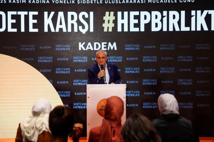 <p>2020 yılında Muğla’da önce boğulmaya çalışılan, ardından varile konarak hayattayken yakılan ve üzerine beton dökülerek nehre atılan Pınar Gültekin’in babası Sıddık Gültekin de katılımcılar arasındaydı. Baba Gültekin, <strong>“Ben kalabalık bir aşiretin çocuğuyum ama bu süreçte yanımda sadece kadın dernekleri vardı. Bütün kadın derneklerine ve özellikle KADEM'e bunun için teşekkür ederim”</strong> sözleriyle dayanışmanın önemini vurguladı.</p>
