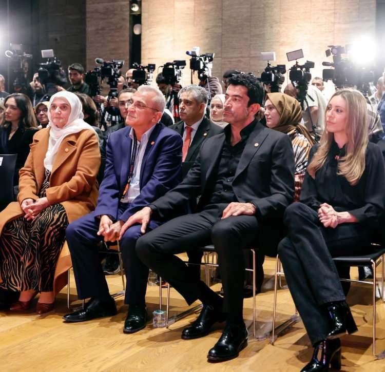 <p><span style="color:#B22222"><strong>KADEM'İN KAMU SPOTU TÜM TOPLUMA SESLENİYOR: "ŞİDDETE KARŞI HEP BİRLİKTE DURABİLİRİZ"</strong></span></p>

<p>‘Kadına yönelik şiddet’in başta çocuklar olmak üzere toplumdaki tüm kesimleri etkilediğinin ve toplumun tamamının bu konuda itirazlarının olduğunun dile getirildiği kamu spotu, KADEM’in hazırladığı “Şiddete karşı hep birlikte durabiliriz” mesajının yaygınlaştırılması için önemli bir görev üstleniyor. Televizyon kanallarında, dijital mecralarda, açık hava ekranlarında yıl boyunca yayınlanacak kamu spotu ve kampanya içeriklerinin, KADEM’in Türkiye genelindeki 56 temsilciliği aracılığıyla ülkemizin dört bir yanında yaygınlaştırılması planlandı.</p>

<p> </p>

<p>Kamu spotunda da kullanılan ve Turuncu Nokta biçiminde tasarlanan rozetlerin yıl boyunca çeşitli vesilelerde Türkiye içinde dağıtılarak “Kadına yönelik şiddetle mücadelede ben de varım” diyen herkesin ortak duruşunu temsil etmesi amaçlanıyor.</p>
