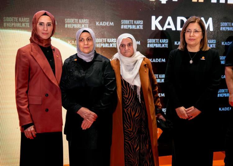 <p>Birleşmiş Milletler’e göre; dünya genelinde her yıl 50 binden fazla kadın öldürülüyor. Kadının onuru ile yaşayacağı güvenli toplumun ve adaletli geleceğin tüm dünyada inşa edilmesi için çalışan Kadın ve Demokrasi Vakfı (KADEM), <strong>“25 Kasım Kadına Yönelik Şiddetle Uluslararası Mücadele Günü”</strong> için hazırladığı kampanyayla bu yıl da şiddeti engellemek için önemli bir adım atıyor.</p>

<p>KADEM’in <strong>"Şiddete Karşı Hep Birlikte"</strong> adını verdiği kampanya, KADEM Mütevelli Heyet Başkanı Sümeyye Erdoğan Bayraktar, KADEM Yönetim Kurulu Başkanı Av. Dr. Canan Sarı, kampanyanın yüzü olan oyuncu Kenan İmirzalıoğlu, ünlü haberci Fulya Öztürk ile akademisyenler, sivil toplum temsilcileri, medya mensupları, ünlüler ve çok sayıda davetlinin katıldığı bir toplantıyla tanıtıldı.</p>
