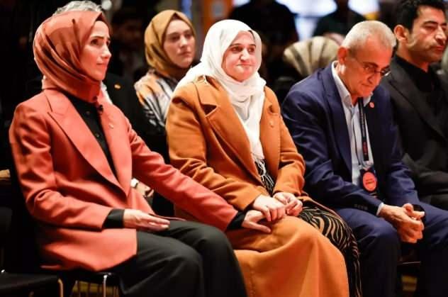 <p><em><strong>Bir komşunun çığlığını duymaya… bir kadına “yalnız değilsin” demeye…KADES’i bilmeye ve öğretmeye, Alo 183’ü paylaşmaya, şiddeti normalleştiren dile ‘hayır!’ demeye, çocuklara saygı ve sınır eğitimi vermeye, medyayı sorumlu davranmaya davet ediyoruz!</strong></em></p>

<p><em><strong>Bayraktar, kampanyada kullanılan turuncu noktanın sadece bir sembol değil, ortak bir duruş olduğunun altını çizerek şöyle devam etti: “Turuncu, ‘Ben bu mücadelede varım, sessiz kalmam’ diyen herkes için ortak bir çağrıdır. Umudun, duyarlılığın ve değişimin işaretidir. Yakamıza taktığımız turuncu rozet, üzerimizde taşıdığımız her turuncu obje ya da sosyal medyada paylaştığımız her turuncu nokta aracılığıyla; ‘Bu mücadelede ben de varım, sessiz kalmıyorum. Görmezden gelmiyorum. Göz yummuyorum’ demeye devam edeceğiz.”</strong></em></p>
