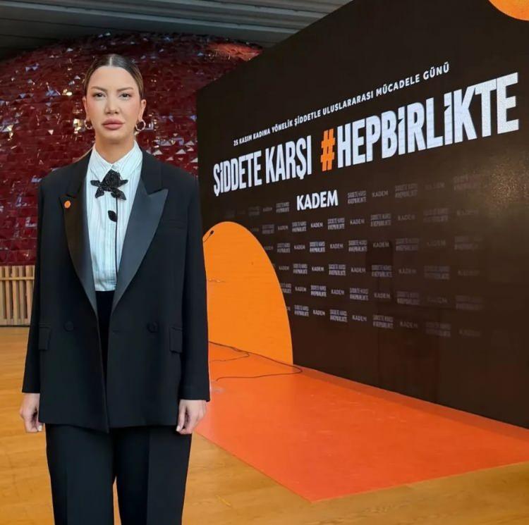 <p>Fulya Öztürk’ün haber anonsuyla başlayan kamu spotunda; bir kadın cinayetinin ardından olay yerine gelen doktor, polis ve annelerini kaybeden çocukların verdiği tepki canlandırılıyor; hemen ardından cenaze namazını kıldıran İmam <strong>“Kim bir hayat kurtarırsa, tüm dünyayı kurtarmış gibi olur”</strong> ayetini hatırlatarak kadın cinayetleriyle mücadelenin önemine vurgu yapıyor.</p>
