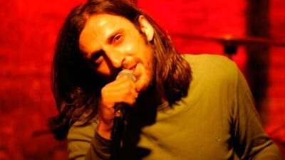 <p><span style="color:#FF0000"><strong>"KAZIM KOYUNCU TRABZON'A MAL OLMUŞ BİRİDİR"</strong></span></p>

<p><strong>Paylaşımın ticari bir ama&ccedil; taşımadığını ve Kazım Koyuncu'nun şarkılarıyla gurur duyduğunu belirten Kalfa, şu ifadeleri kullandı:</strong></p>

<p><strong>"Paraya mı ihtiya&ccedil;ları var? Bilemiyorum. 50 bin TL ceza talep edilmiş. Ferdi Tayfur&rsquo;un, M&uuml;sl&uuml;m G&uuml;rses&rsquo;in, &ouml;len bir&ccedil;ok sanat&ccedil;ının şarkılarını zaten paylaşıyoruz. Bir d&uuml;nya şarkıcı var. Kazım Koyuncu, bizim insanımız. Onun şarkılarıyla gurur duyuyorum. B&ouml;yle bir şeyin başıma geleceğini tahmin etmezdim. Paylaşırken herhangi bir kısıtlama ya da engelle karşılaşmadım. Demek ki bir sakıncası yok. Kazım Koyuncu, Trabzonspor&rsquo;a ve Trabzon&rsquo;a mal olmuş biridir."</strong></p>
