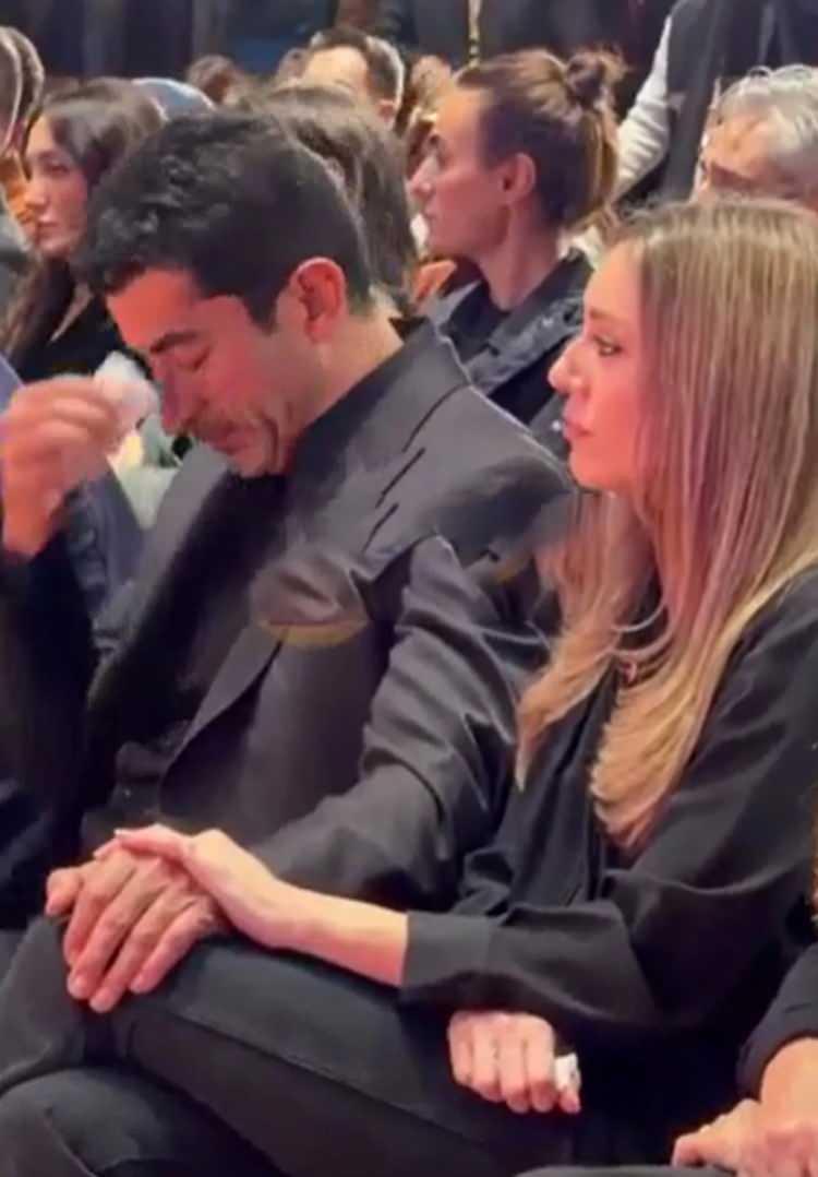 <p>Kampanyanın ekran yüzü olan Kenan İmirzalıoğlu, sahneye yansıtılan kadın cinayetlerine ilişkin görüntüler ve istatistikler sırasında <strong>gözyaşlarına hkim olamadı</strong>. </p>
