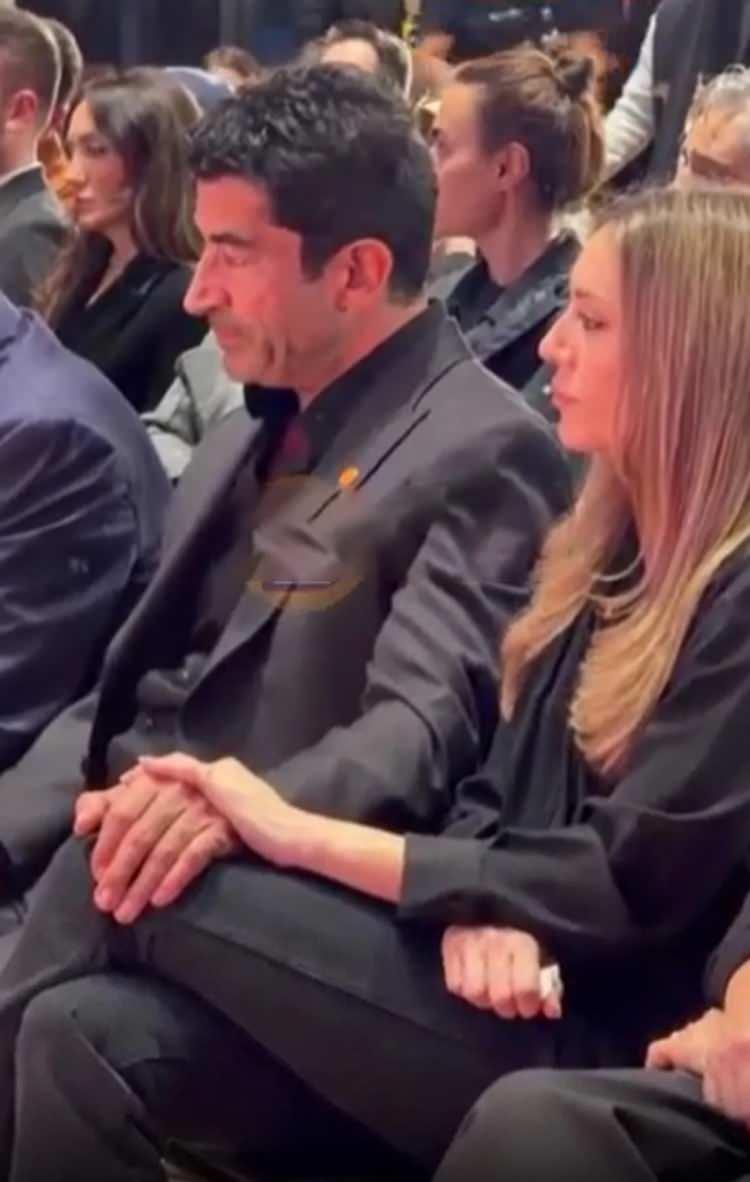 <p>Ünlü oyuncuya eşi <strong>Sinem Kobal</strong> da destek verdi. Kobal, lansman boyunca eşinin elini bırakmayarak yanında oldu.</p>
