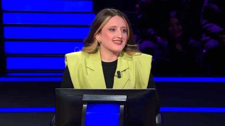 <p>Yarışmaya Düzce'den katılan ve <strong>Burdur Mehmet Akif Ersoy Üniversitesi Tarih Bölümü</strong> mezunu olan <strong>27 yaşındaki Elif Okumuş</strong>, yarışmaya <strong>ilk soruda verdiği yanlış cevapla</strong> veda etti.</p>
