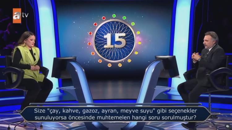 <p>Yarışmacıya <span style="color:rgb(128, 0, 128)"><em><strong>"Size çay, kahve, gazoz, ayran, meyve suyu gibi seçenekler sunuluyorsa öncesinde muhtemelen hangi soru sorulmuştur?"</strong></em></span> sorusu yöneltildi.</p>
