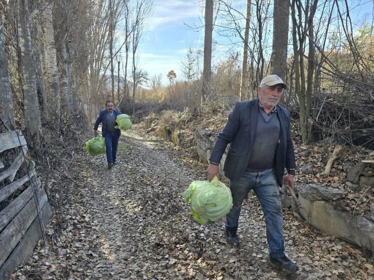 <p><span style="color:#B22222"><strong>''Geçinmek zorunda kaldık''</strong></span></p>

<p> </p>

<p>Bayram Açıkel'in eşi 53 yaşındaki Halime Açıkel, "<em><strong>Gönül isterdi ayrılmayı ama onlar istemeyince biz de geçinmek zorunda kaldık. 'Niye ayrılmıyorsunuz' diyen de oluyor. </strong></em></p>

<p><em><strong>Hayatımızdan memnunuz diyoruz. Evleneli 36 sene oldu, beraber duruyoruz. Çocukları büyütürken zorlandığımız oldu. Sonra büyüdüler. Her biri işini aşını buldu gitti"</strong></em> ifadelerini kullandı.</p>
