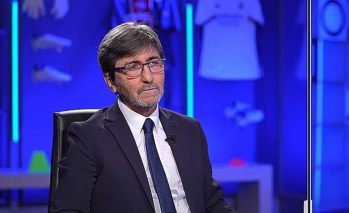 <p>"Lemina ve Osimhen'le iligili düşündük. Biliyor Okan hoca yedeklerin zayıf olduğunu. Mecburen yaptı bunu. İlkay'ı da mecburen oyunda tuttu, bakıyor orta sahaya burayı tutacak başka oyuncu olmadığını görüyor."</p>
