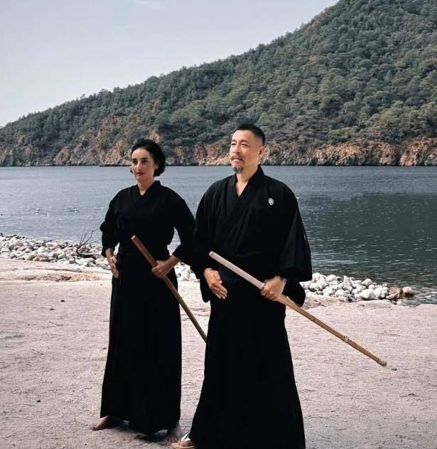 <p><strong>Sadece içsel olmasın eğitimini de alayım dedim. Samuray eğitimi veren yer var mı diye araştırdım. Araştırmalarım sonucunda bu hocayı buldum. 16 nesildir samuray. Ailesinin bir tarafı da Ninja. Başvurdum.</strong></p>
