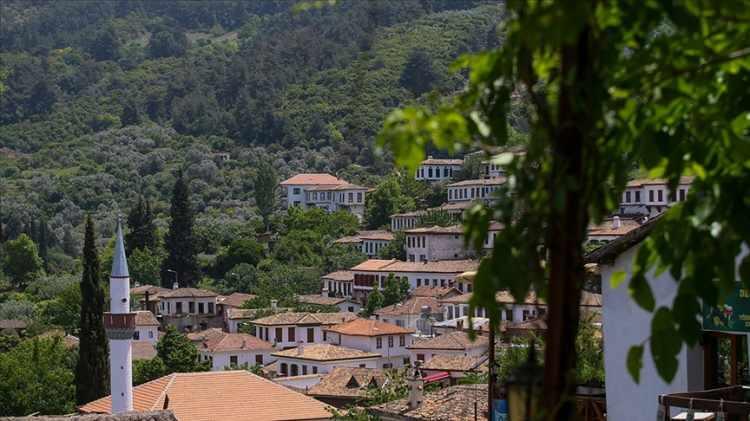 <p>Türkiye’nin 81 ili, adları söylendiğinde bile hemen akla gelen kendine özgü bir tat, tarih, doğa harikası veya kültürel bir iz bırakır.</p>

<p>Her şehir, onu diğerlerinden ayıran bir sembolle hafızalara kazınır ve bu özellikler Türkiye’nin renkli mozaiğini oluşturur.</p>

<p> </p>

<p><span style="color:#B22222"><strong>İŞTE TÜRKİYE'NİN 81 İLİNİN ÖZELLİKLERİ</strong></span></p>
