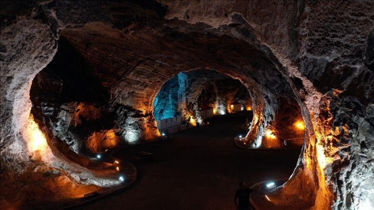 <p><span style="color:#B22222"><strong>Iğdır</strong> </span>– Tuzluca Mağaraları & Kayısı</p>

<p> </p>
