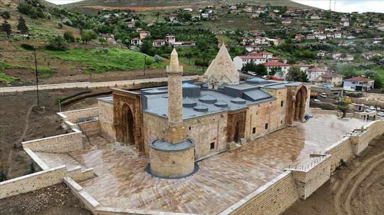 <p><span style="color:#B22222"><strong>Sivas</strong></span> – Divriği Ulu Camii & Kangal</p>

<p> </p>
