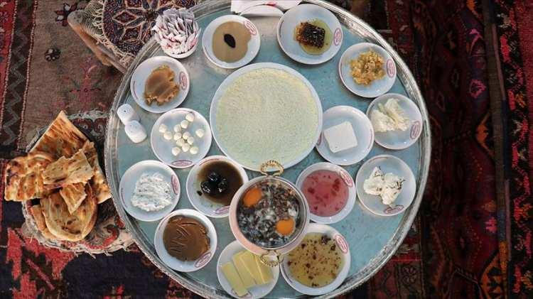 <p><span style="color:#B22222"><strong>Van</strong> </span>– Van Kahvaltısı & Akdamar</p>

<p> </p>
