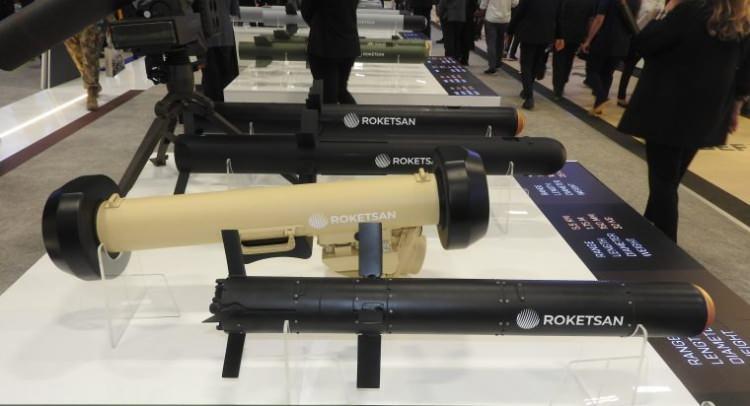 <p>KARAOK, tek er tarafından omuzdan atılarak kullanılabilen, at-unut özelliği ile 2,5 km yakın menzili bulunan, ağır zırhlı araçları doğrudan veya üst kısmından vurarak imha edebilen, dünyada sayılı ülkelerin üretip kullandığı, milli imkânlarla geliştirilen tek kullanımlık yeni nesil kısa menzilli tanksavar füzesidir.</p>
