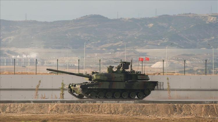 <p>Türkiye’nin savunma sanayisindeki en önemli projelerinden biri olan Altay Ana Muharebe Tankı (AMT), yerli ve milli imkanlarla geliştirilen modern bir savaş tankıdır. Hem teknolojik altyapısı hem de savaş sahasında sağlayacağı avantajlarla dikkat çeken Altay, Türk Silahlı Kuvvetleri’nin zırhlı birliklerine yeni bir soluk getirmektedir.</p>
