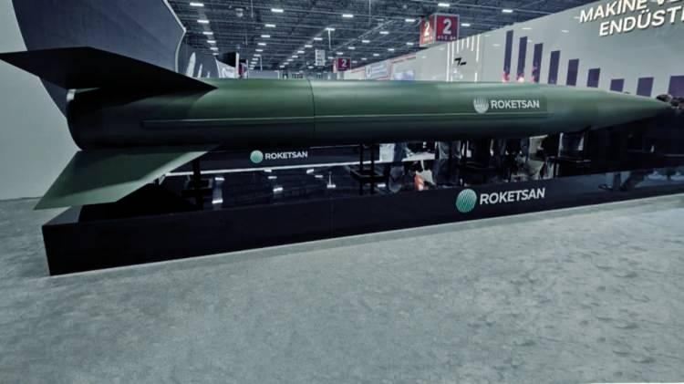 <p>İlk kez 2022 yılında test edilen Tayfun füzesi, kısa sürede yüksek başarı göstererek geliştirilmeye devam edilmiş, ardından Blok-4 varyantı ile hipersonik sınıfa geçiş yapılmıştır. 2025 yılsonunda füzenin Türk Silahlı Kuvvetleri envanterine girmesi planlanıyor.</p>
