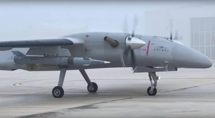 <p>İHA-230, Roketsan tarafından geliştirilen ve gece ve gündüz operasyonları için tasarlanmış bir Havadan Karaya Balistik Süpersonik Füzedir. TRG-230 füzesi dinamikleri baz alınarak geliştirilmiştir.</p>
